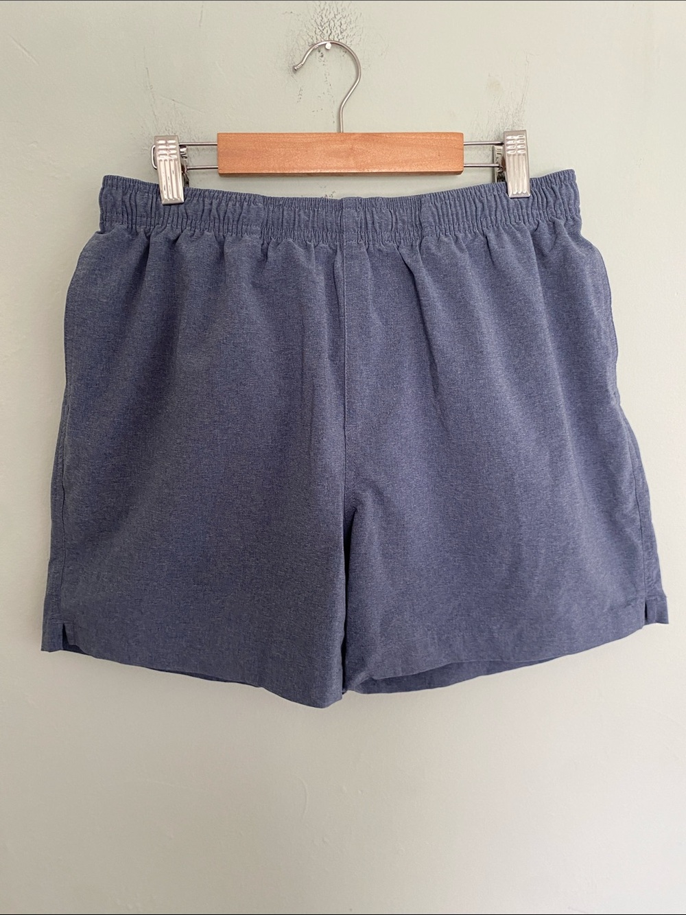 Chubbies Men’s Blue Athletic Shorts with 4.5” inseam and pockets Size Medium